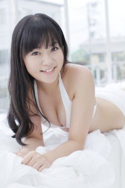 美女露出乳胸扒开尿口直播